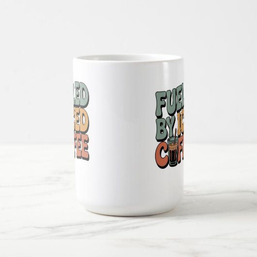 アイスコーヒーで煽られる コーヒーマグカップ (中央)