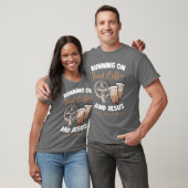 アイスコーヒーとイエスで走る コールドブリュー コーヒー Tシャツ (ユニセックス)