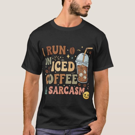アイスコーヒーと皮肉で動く – おもしろコーヒー愛 Tシャツ (正面)