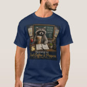 アイスコーヒーと祈りで動くアライグマ教師 Tシャツ (正面)