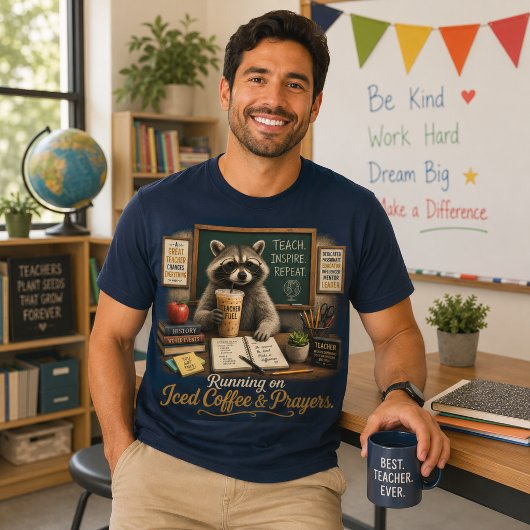 アイスコーヒーと祈りで動くアライグマ教師 Tシャツ
