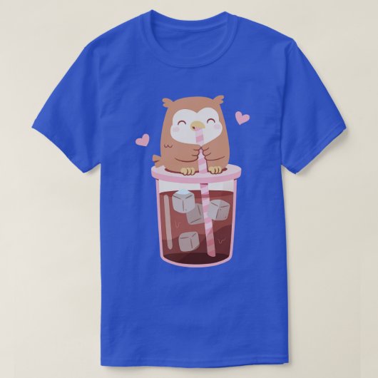 アイスコーヒーを楽しめるかわいい小さなフクロウ Tシャツ (デザイン正面)