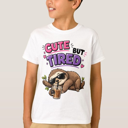 アイスコーヒーを飲むかわいいけど眠いナマケモノ Tシャツ (正面)