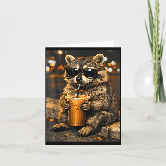 アイスコーヒーを飲むかわいいアライグマの動物パロディ メンズ カード (正面)