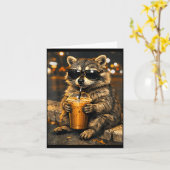 アイスコーヒーを飲むかわいいアライグマの動物パロディ メンズ カード (黄色い花)