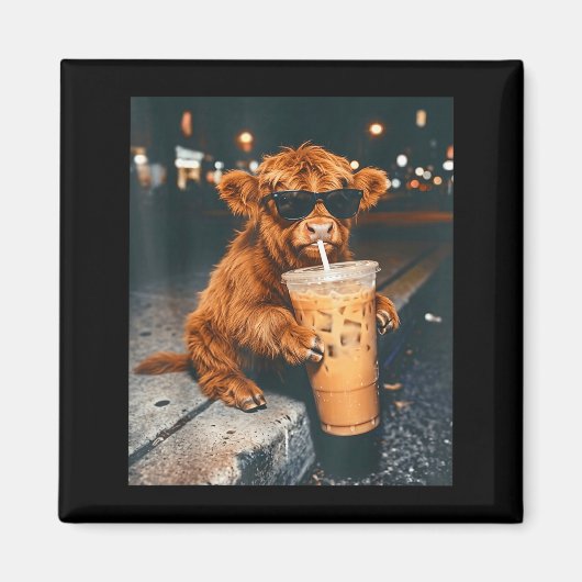 アイスコーヒーを飲むかわいいハイランドカウ マグネット (正面)