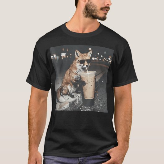 アイスコーヒーを飲むキツネの面白い動物 Tシャツ (正面)