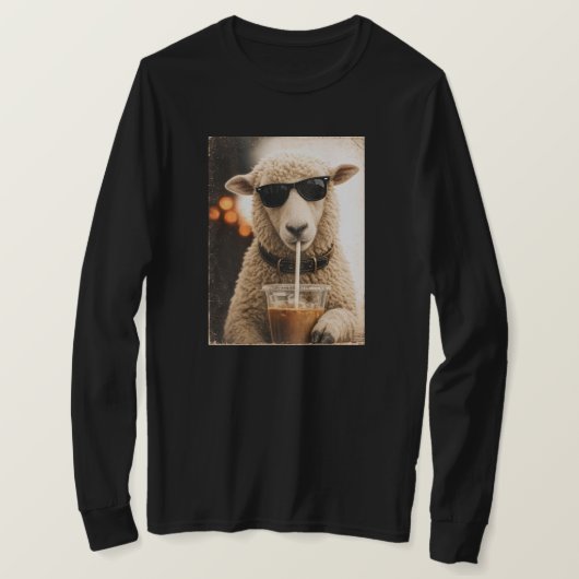アイスコーヒーを飲むクールな羊 Tシャツ (デザイン正面)