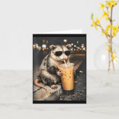 アイスコーヒーを飲むポッサム 笑える動物のミーム 男性 カード (黄色い花)