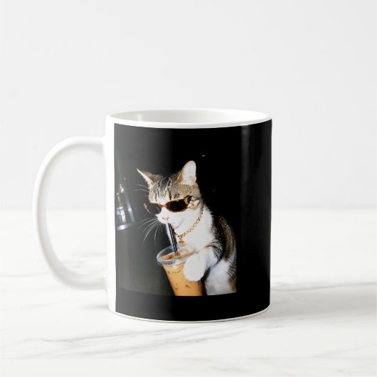 アイスコーヒーを飲む猫のユーモア・パロディ・グッズ 子猫 コーヒーマグカップ (左)