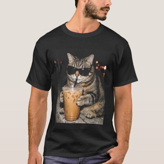 アイスコーヒーを飲む猫の面白い猫のミーム Tシャツ (正面)
