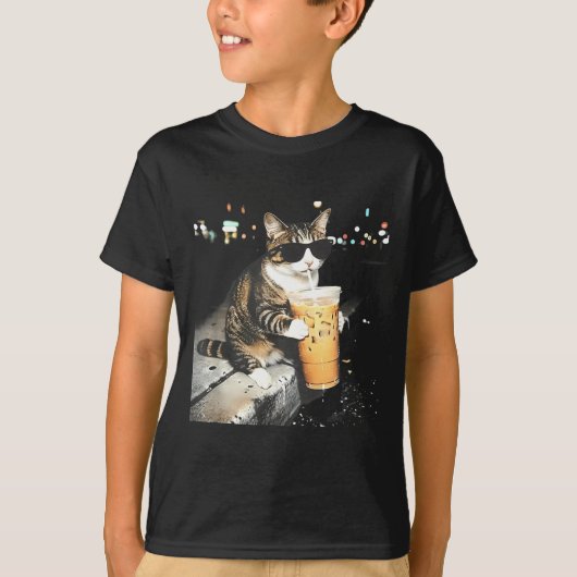 アイスコーヒーを飲む面白い猫 Tシャツ (正面)