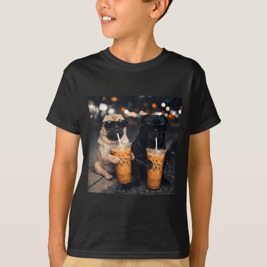 アイスコーヒーを飲む2匹のパグの面白いミーム Tシャツ (正面)
