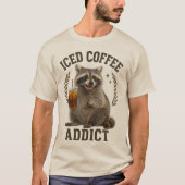 アイスコーヒー中毒アライグマ カフェイン好き Tシャツ (正面)