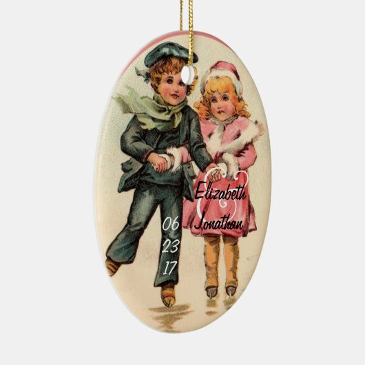 アイススケートする及び手を握るヴィンテージのカップル セラミックオーナメント (右)