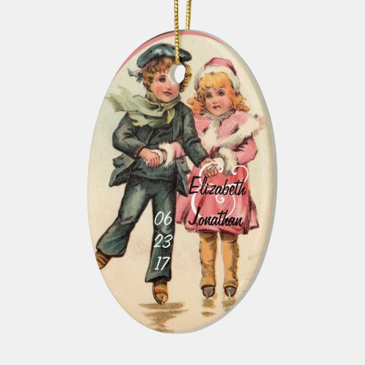 アイススケートする及び手を握るヴィンテージのカップル セラミックオーナメント (左)