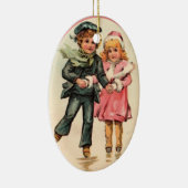 アイススケートする及び手を握るヴィンテージのカップル セラミックオーナメント (右)