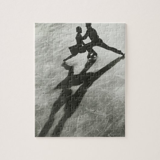 アイススケートで滑るカップル ジグソーパズル (縦)