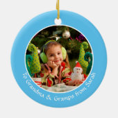 アイススケートで滑るフラミンゴスクリスマスイラストレーション写真 セラミックオーナメント (裏面)