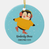 アイススケートで滑るペンギンクリスマススノーウィーウィンターホリデー セラミックオーナメント (正面)