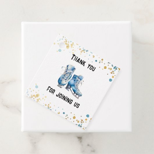 アイススケートで滑るボーイズアイスホッケー誕生日パーティー フェイバータグ (インサイチュ)