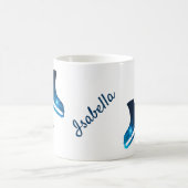 アイススケートで滑るマグ姿のスケートブルースター コーヒーマグカップ (中央)