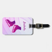 アイススケートで滑るラゲッジタグ姿スケートは紫ピンク ラゲッジタグ (正面横)