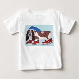 アイススケートをするクリスマスのバセットハウンド ベビーTシャツ