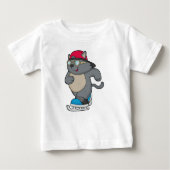 アイススケートを使ったアイススケーターとしての猫 ベビーTシャツ (正面)