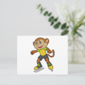 アイススケートを履いたサルがアイススケートをしている ポストカード (スタンド正面)