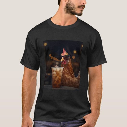 アイスティーを持った面白いニワトリ ファームギフト Tシャツ (正面)