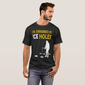 アイスフィッシング 私は氷の穴に囲まれています Tシャツ (正面フル)