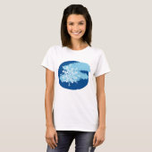 アイスブルーの雪の結晶の抽象的な冬の円形デザイン Tシャツ (正面フル)
