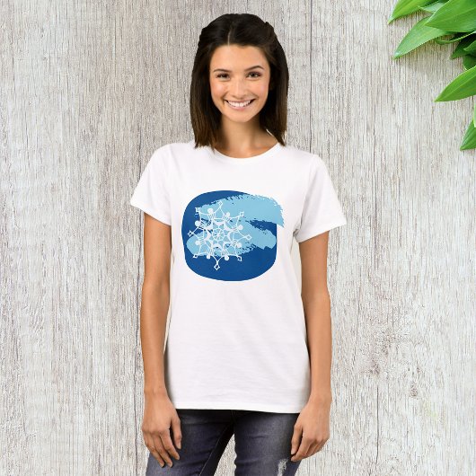 アイスブルーの雪の結晶の抽象的な冬の円形デザイン Tシャツ