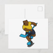 アイスホッケーでアイスホッケーのスティックを持つクマ ポストカード (正面/裏面)