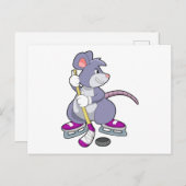 アイスホッケーでスティックを持つマウス ポストカード (正面/裏面)