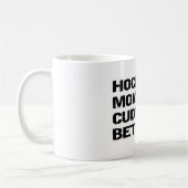 アイスホッケーのお母さんはよりよく抱きしめます コーヒーマグカップ (左)