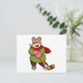 アイスホッケーのアイスホッケースティックを持つクマ ポストカード (スタンド正面)