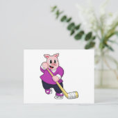 アイスホッケーのスティックを持つ豚 ポストカード (スタンド正面)