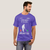 アイスホッケーの試合、行かなきゃ!面白いスポーツ選手のデザイン Tシャツ (正面フル)