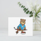 アイスホッケーをしているビーバーとアイスホッケーのスティック ポストカード (スタンド正面)