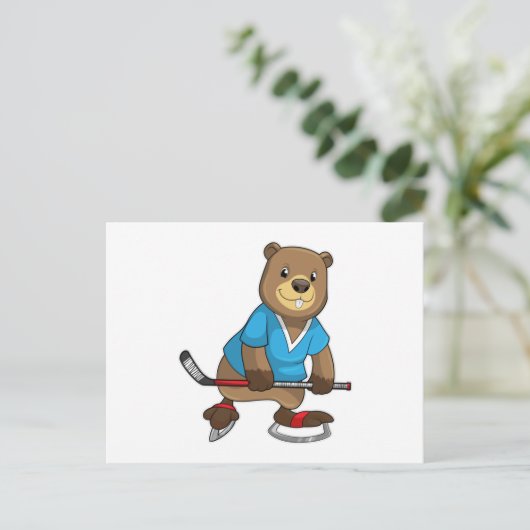 アイスホッケーをしているビーバーとアイスホッケーのスティック ポストカード (スタンド正面)