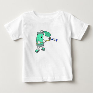 アイスホッケースティックとアイスホッケーでのアイススプレー ベビーTシャツ