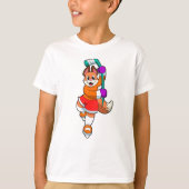 アイスホッケースティックとアイスホッケーのキツネ Tシャツ (正面)