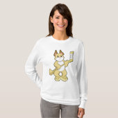 アイスホッケースティックとアイスホッケーの猫 Tシャツ (正面フル)