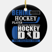 アイスホッケー信じの最初のホッケーおもしろいパパ セラミックオーナメント (裏面)