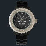 アイスホッケー時計 |名前を付けたパーソナライズ可能 腕時計<br><div class="desc">アイスホッケー時計 |文字または名前カスタムでパーソナライズ可能。バスケカスタムットファンと選手のための腕時計。ギフトパーソナライズされたアイディア男性へ、女性と子供クロスホッケースティックとパックの黒と白のイメージとスポーティデザイン。スポーツカッコいいギア。</div>