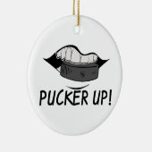 アイスホッケー用パックの上のPucker セラミックオーナメント (右)