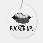 アイスホッケー用パックの上のPucker セラミックオーナメント (左)