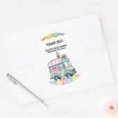 アイスモダンクリームトラックが赤ちゃんシャワーを振りかける ラウンドシール (封筒)